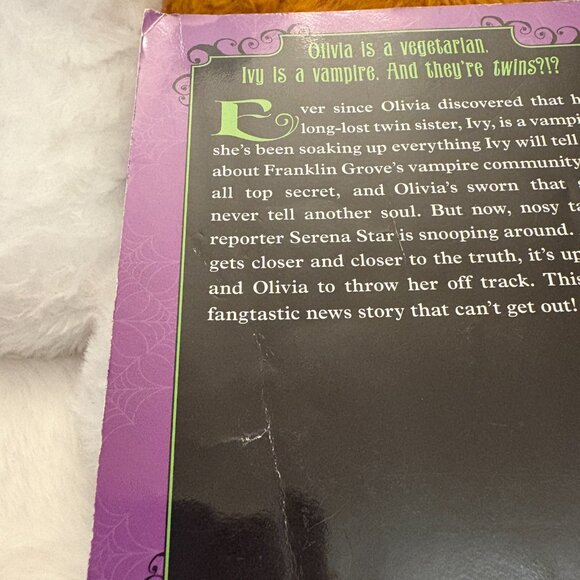 5 for $15 📕 My Sister the Vampire, Fangtastic, Mercer, Youth book (SKU: 133MI) - Picture 3 of 4